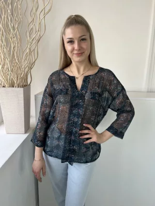   ÚJ Vero Moda (M) Sötétkék Színes Mintás, Enyhén Áttetsző Díszzsebes, V Kivágású Felső