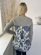 ÚJ George (M) Szürke-Kék-Fehér Hátul Ingbetétes, Kerek Nyakú Hátul Díszhajtásos Felső