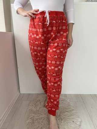    (XXL) Piros Fehér Hópehely és Rénszarvas Mintás Szőrös Alapanyagú, Pizsama Nadrág