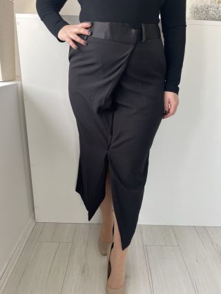   Rita Ora (M) Fekete Hátul Cipzáros, Elől Díszlapolású Sliccelt, Zsebes Szoknya