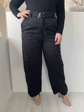   F&F (L) Fekete Elől Gombos, Öves Oldalt Zsebes, Bőszárú Nadrág