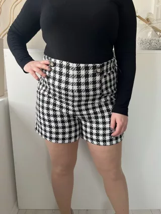   Primark (L) Fehér-Fekete Kockás, Oldalt Cipzáros Elől Díszgombos, Szatén Bélésű Rövidnadrág