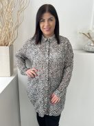 Nutmeg (M) Világos Barna Fekete Foltmintás, Elől Végig Gombos Hosszított Fazonú, Galléros Felső