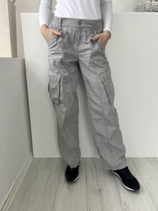   H&M (M) Szürke Elől Patentos, Oldalt Zsebes Hátul Gumisderekú, Bőszárú Nadrág