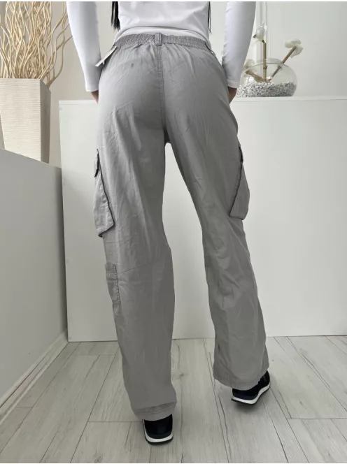 H&M (M) Szürke Elől Patentos, Oldalt Zsebes Hátul Gumisderekú, Bőszárú Nadrág