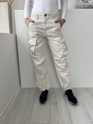   ZARA (XS) Törtfehér Elől Gombos, Oldalt Zsebes Alján Összehúzható, Megkötős Nadrág