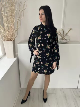   By Very (M) Fekete Színes Virágos, Hátul Cipzáros Ujjvégén Megköthető Ruha