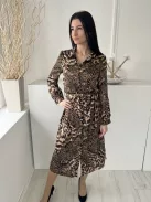 Akos (M) Barna Mintás, Elől Végig Gombos Derékban Megkötős, Galléros Ruha