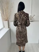 Akos (M) Barna Mintás, Elől Végig Gombos Derékban Megkötős, Galléros Ruha