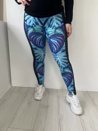    (XL) Fekete-Kék Levélmintás, Oldalt Fekete Csíkos Gumisderekú Nadrág