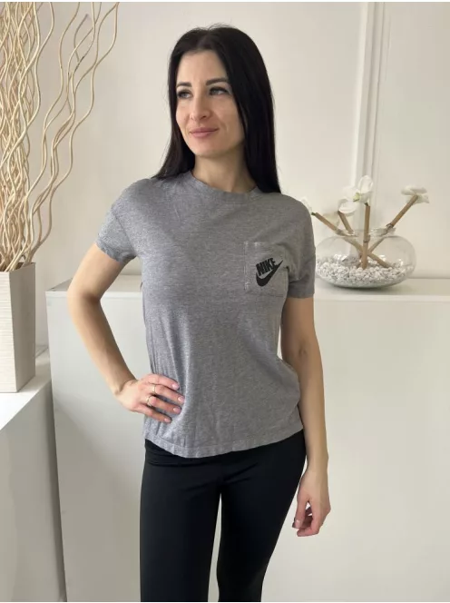 Nike (XS) Szürke Mellnél Zsebes, Oldlat Sliccelt Kerek Nyakú, 42% Pamut Alapanyagú Felső
