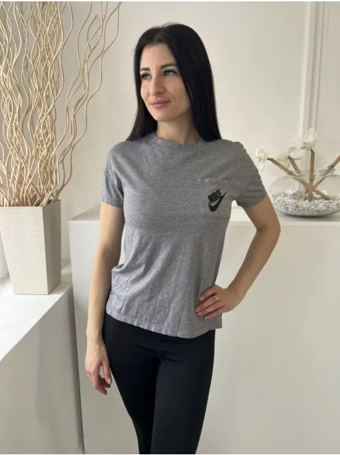 Nike (XS) Szürke Mellnél Zsebes, Oldlat Sliccelt Kerek Nyakú, 42% Pamut Alapanyagú Felső