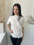 Papaya (M) Fehér Hátul Nyakban Gombos, Elől Hímzett Virágos Csipkebetétes, Horgolt Szegélyű Felső