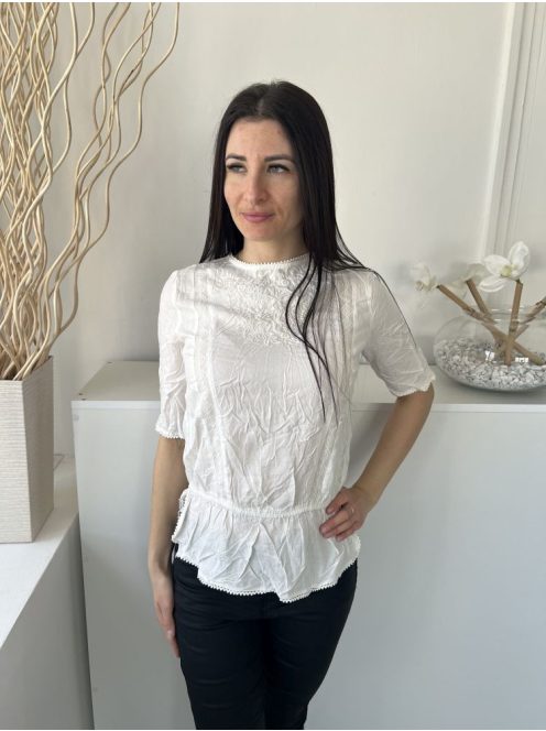 Papaya (M) Fehér Hátul Nyakban Gombos, Elől Hímzett Virágos Csipkebetétes, Horgolt Szegélyű Felső