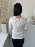 Papaya (M) Fehér Hátul Nyakban Gombos, Elől Hímzett Virágos Csipkebetétes, Horgolt Szegélyű Felső