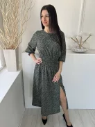 AX (M) Zöld Fekete Sűrű Foltmintás, Hátul Nyakban Gombos Derékban Darázsolt, Oldalt Sliccelt Ruha