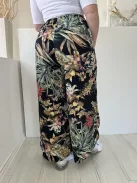  (L) Fekete Zöldlevélmintás, Gumisderekú Zsebes, Bőszárú Nadrág