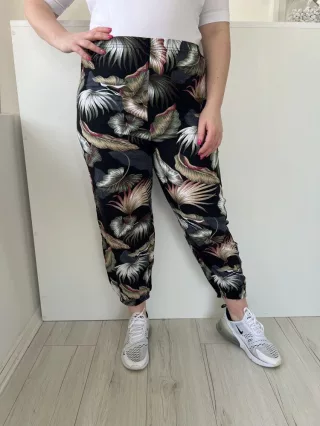    (L) Fekete Zöldlevélmintás, Gumisderekú Gumis Aljú Nadrág