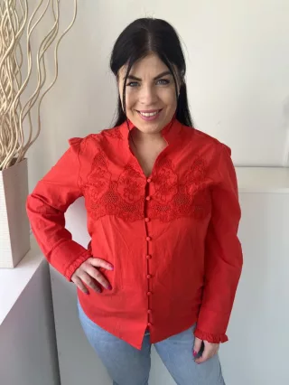   Adiva (L) Piros Elől Végig Gombos, Mellnél Csipkemintás Fodros Ujjvégű, 100% Pamut Felső