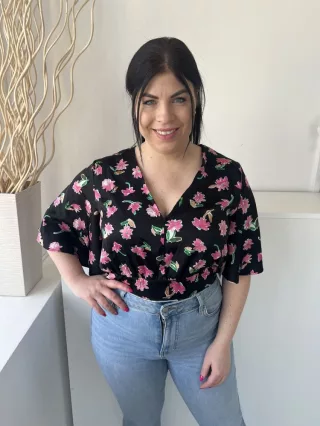   ZARA (L) Fekete Rózsaszín Virágos, Hátul Darázsolt Mellnél Díszgombos, Lepel Ujjú Felső