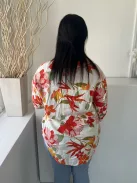 F&F (M) Törtfehér Színes Virágos, Elől Végig Gombos Galléros, Kerekített Aljú Felső