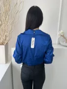 ÚJ Chi Chi (M) Királykék Alul Csavart, Rövid Fazonú Galléros, Fényes Anyagú, Oldalt Cizáros Felső