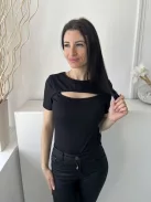 Yozy (M) Fekete Anyagában Bordázott, Mellnél Kivágott Kerek Nyakú, Rugalmas Anyagú Body