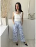    (S) Fehér Kék Virágmintás, Oldalt Cipzáros Zsebes, Bőszárú Nadrág