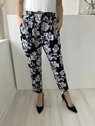   ÚJ F&F (M) Fekete Fehér Virágos, Elől Kapcsos Hátul Gumisderekú, Megköthető Nadrág
