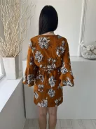 Parisian (M) Bronzbarna Fehér Virágos, V Kivágású Gumisderekú, Megkötős, Tölcsér Ujjú Ruha