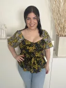 Quiz (M) Fekete Sárga-Fehér Virágos, Hátul Darázsolt Derékban Megkötős, Gumírozott Vállú Felső