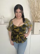 Quiz (M) Fekete Sárga-Fehér Virágos, Hátul Darázsolt Derékban Megkötős, Gumírozott Vállú Felső