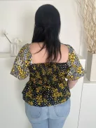 Quiz (M) Fekete Sárga-Fehér Virágos, Hátul Darázsolt Derékban Megkötős, Gumírozott Vállú Felső