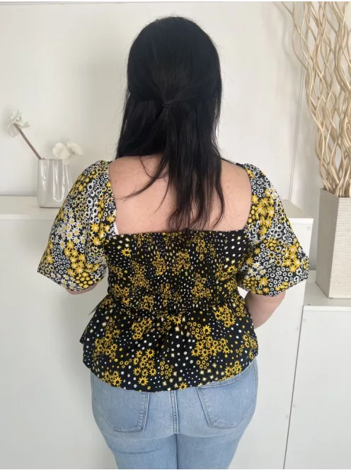 Quiz (M) Fekete Sárga-Fehér Virágos, Hátul Darázsolt Derékban Megkötős, Gumírozott Vállú Felső