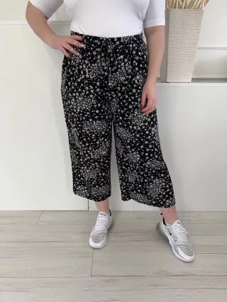   Nutmeg (XL) Fekete Apró Virágos, Derékban Összehúzható Megkötős, Bőszárú Nadrág