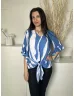    (S) Kék Fehér Csíkos, Alul Megkötős Fodros Ujjvégű, V Kivágású Felső