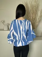  (S) Kék Fehér Csíkos, Alul Megkötős Fodros Ujjvégű, V Kivágású Felső