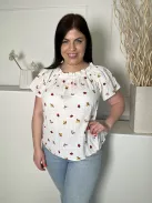 TU (M) Fehér Apró Gyümölcs Mintás, Enyhén Áttetsző Fodros Nyakú, 65% Pamut Felső