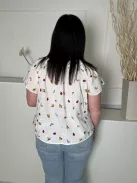 TU (M) Fehér Apró Gyümölcs Mintás, Enyhén Áttetsző Fodros Nyakú, 65% Pamut Felső