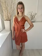 Misspap (M) Bronz Hátul Cipzáros, Díszhajtásos Díszátlapolt, Fényes Anyagú Ruha