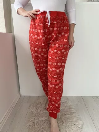    (XXL) Piros Fehér Hópehely és Rénszarvas Mintás Szőrös Alapanyagú, Pizsama Nadrág