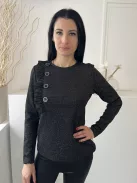 Savida (M) Fekete Anyagában Ezüst Szálas, Díszfodros és Gombos Kerek Nyakú Felső