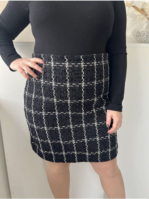 Et Vous (L) Fekete Fehér Kockás, Oldalt Cipzáros Buklé Anyagú Szoknya