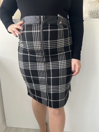   Atmosphere (L) Fekete Fehér Kockás, Elől Végig Cipzáros Felül Műbőr Szegélyes, Szatén Bélésű Szoknya