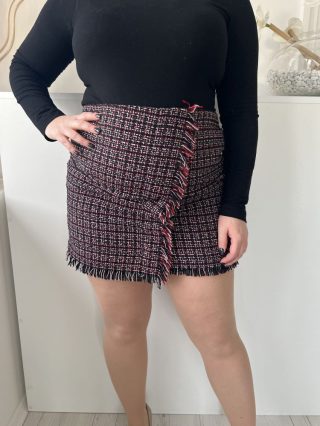   Primark (L) Fekete-Fehér-Piros Hátul Cipzáros, Enyhén Csillogószálás Rojtos Szegélyű, Szövet Szoknya